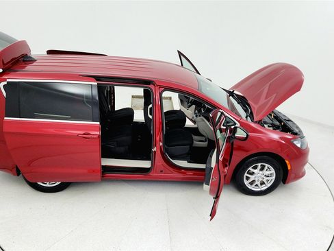 Used 2024 Chrysler Voyager LX image 23
