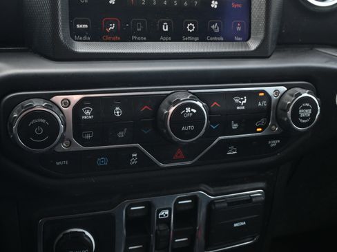 Used 2023 Jeep Wrangler Unlimited Sahara w/ Cold Weather Group AWD/4WD image 29