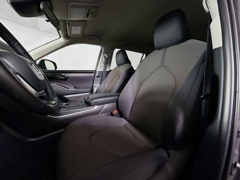 Certified 2025 Toyota Highlander AWD image 11