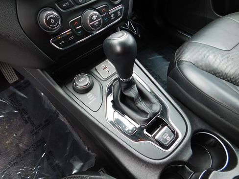 Used 2019 Jeep Cherokee Limited AWD/4WD image 23