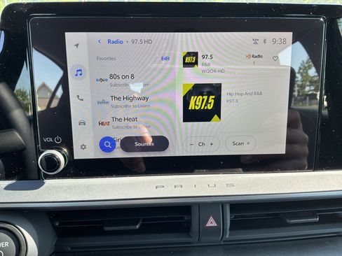Used 2025 Toyota Prius LE FWD image 21