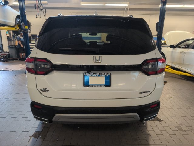 Used 2024 Honda Pilot Touring image 3