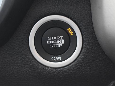 Used 2022 RAM 1500 Laramie AWD/4WD image 5