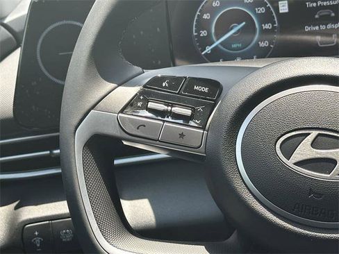 New 2025 Hyundai Elantra Limited image 24