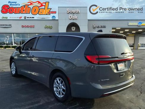 Used 2023 Chrysler Pacifica Touring-L image 4