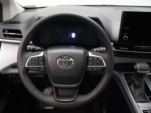 Used 2026 Toyota Sienna XLE FWD image 22