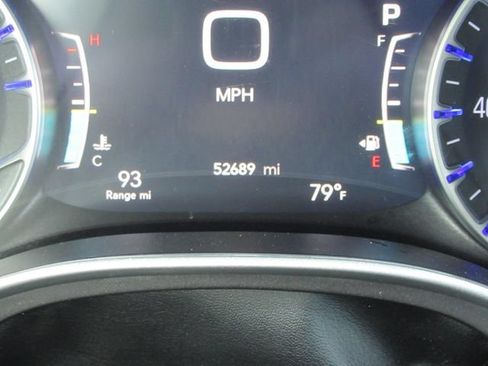 Used 2023 Chrysler Pacifica Touring-L FWD image 27