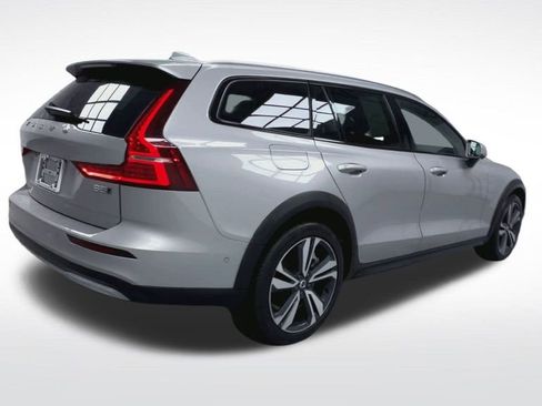 Used 2025 Volvo V60 B5 Cross Country Plus image 24