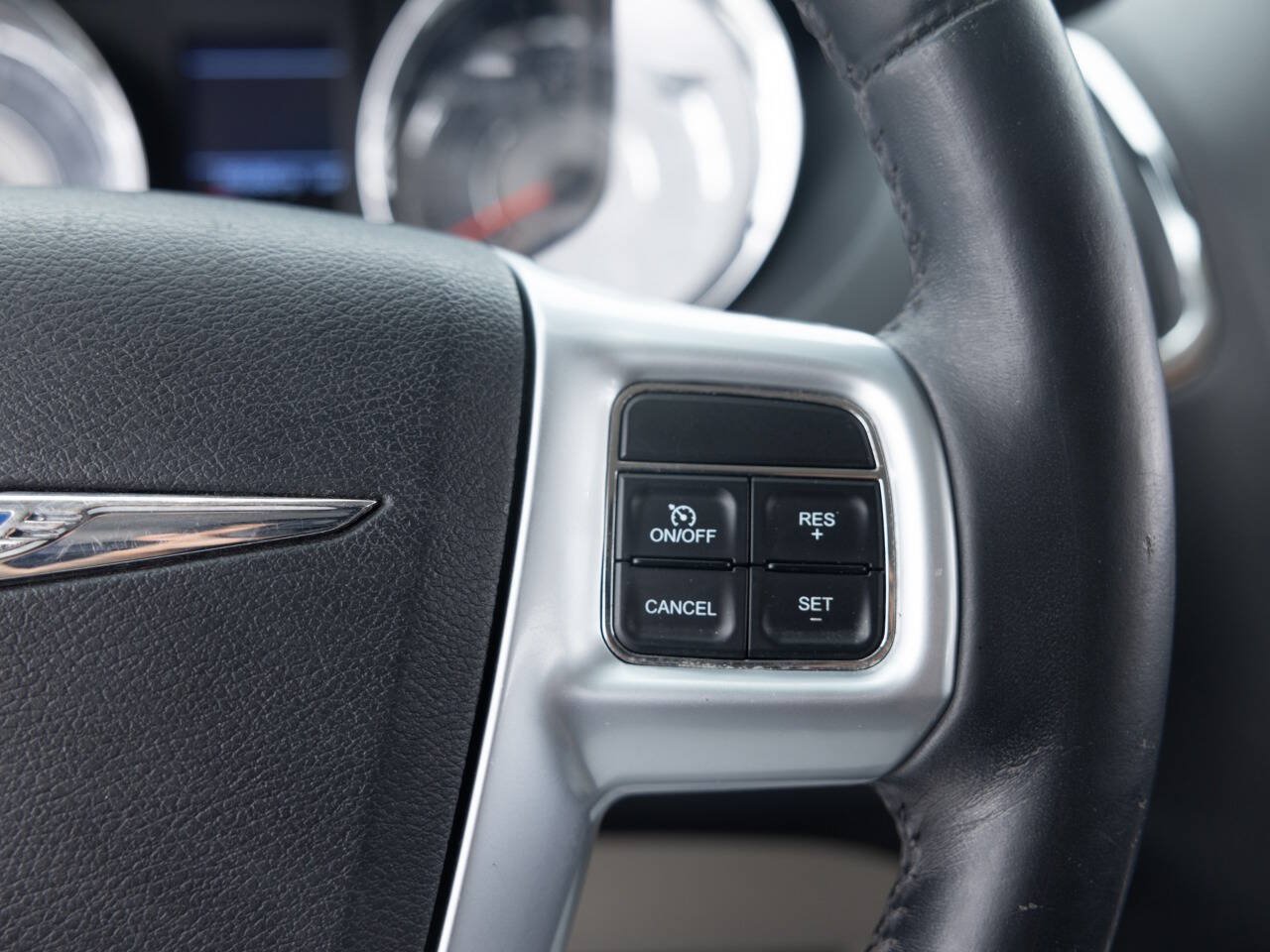 Used 2013 Chrysler Town & Country Touring FWD image 40