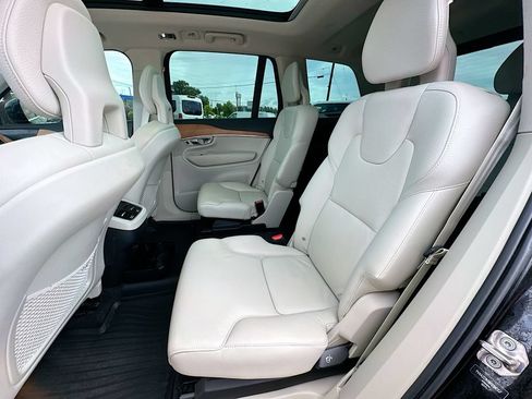Used 2022 Volvo XC90 T6 Momentum w/ Advanced Package AWD/4WD image 4