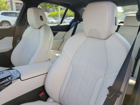Used 2027 BMW i5 eDrive40 w/ M Sport Package RWD image 28