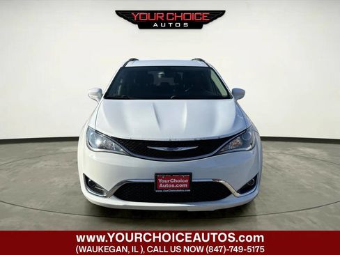 Used 2018 Chrysler Pacifica Touring-L image 8