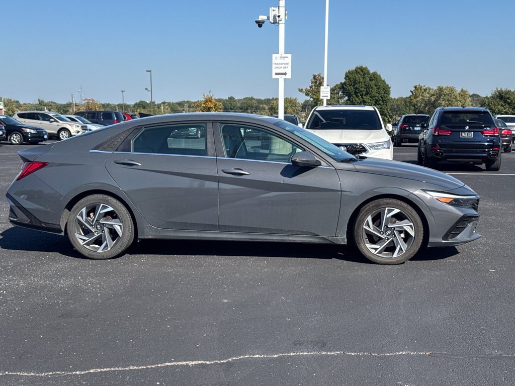 Used 2024 Hyundai Elantra Limited FWD image 2