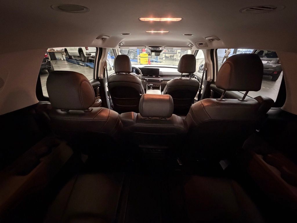 Used 2025 Kia Carnival FWD image 22