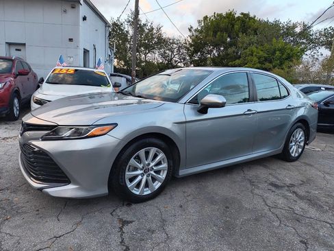 Used 2020 Toyota Camry LE image 3