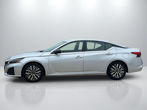 Used 2025 Nissan Altima 2.5 SV FWD image 8