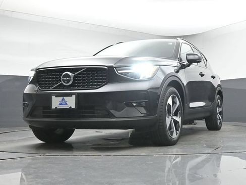 Used 2025 Volvo XC40 B5 Plus AWD/4WD image 37