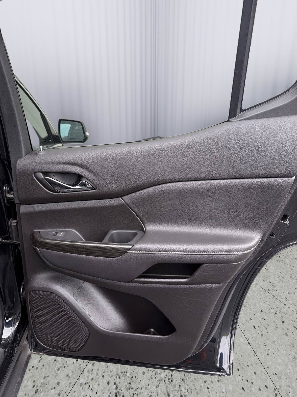 Used 2023 GMC Acadia SLT AWD/4WD image 28