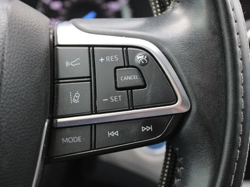 Used 2021 Toyota Highlander XLE AWD/4WD image 18