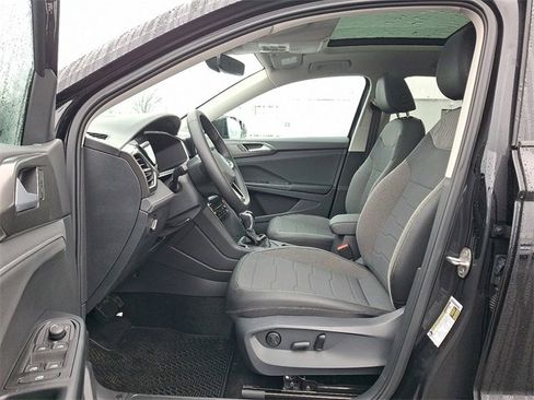 New 2026 Volkswagen Taos SE image 6