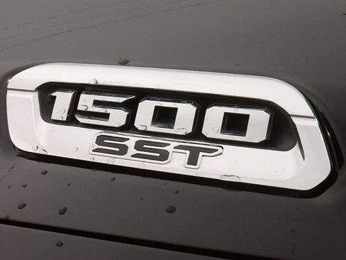 Used 2025 RAM 1500 Laramie AWD/4WD image 9