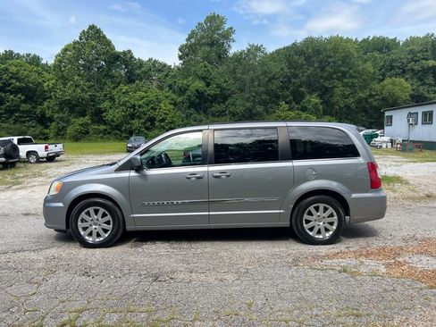 Used 2014 Chrysler Town & Country Touring FWD image 5