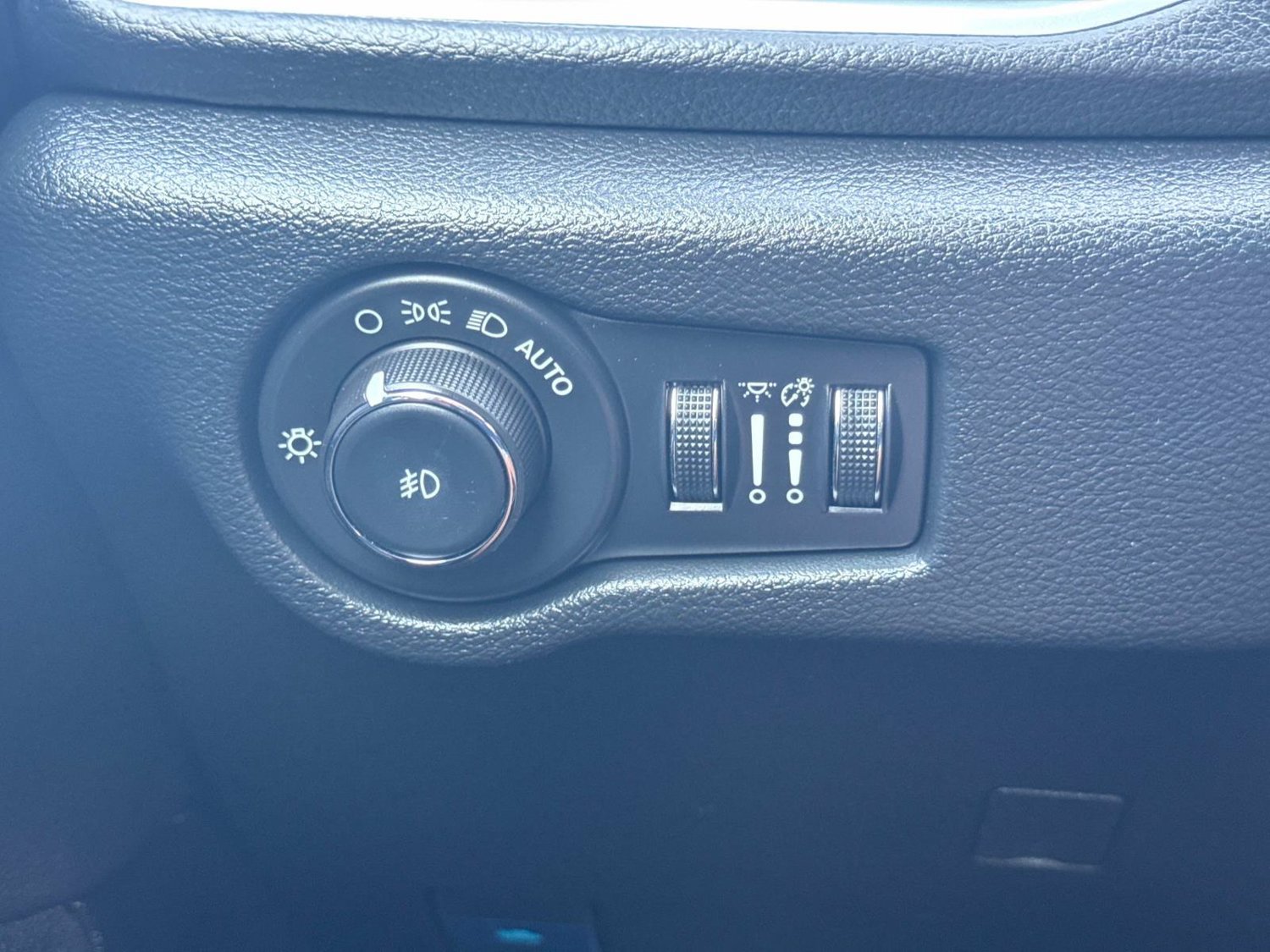 Used 2026 Chrysler Pacifica Limited FWD image 32