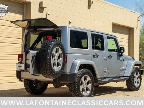 Used 2018 Jeep Wrangler Unlimited Sahara w/ Dual Top Group AWD/4WD image 21