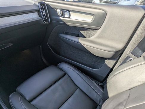 Used 2023 Volvo XC40 B5 Plus image 14