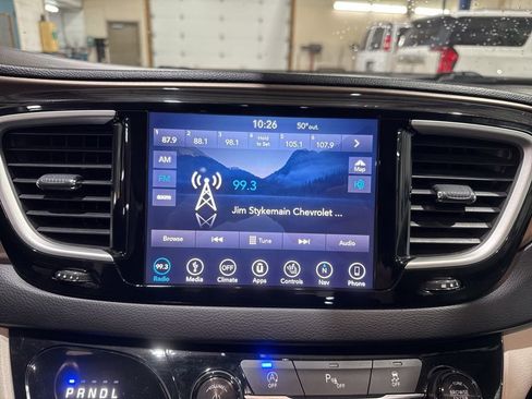 Used 2018 Chrysler Pacifica Touring-L image 22