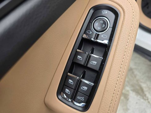 Used 2025 Porsche Macan AWD/4WD image 22