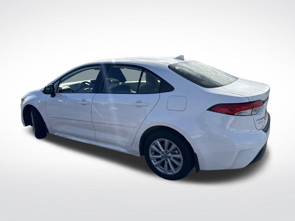 Used 2025 Toyota Corolla LE w/ LE Premium Package FWD image 4