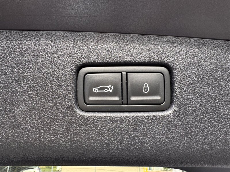 Used 2022 Genesis GV70 2.5T w/ Advanced Package AWD/4WD image 24