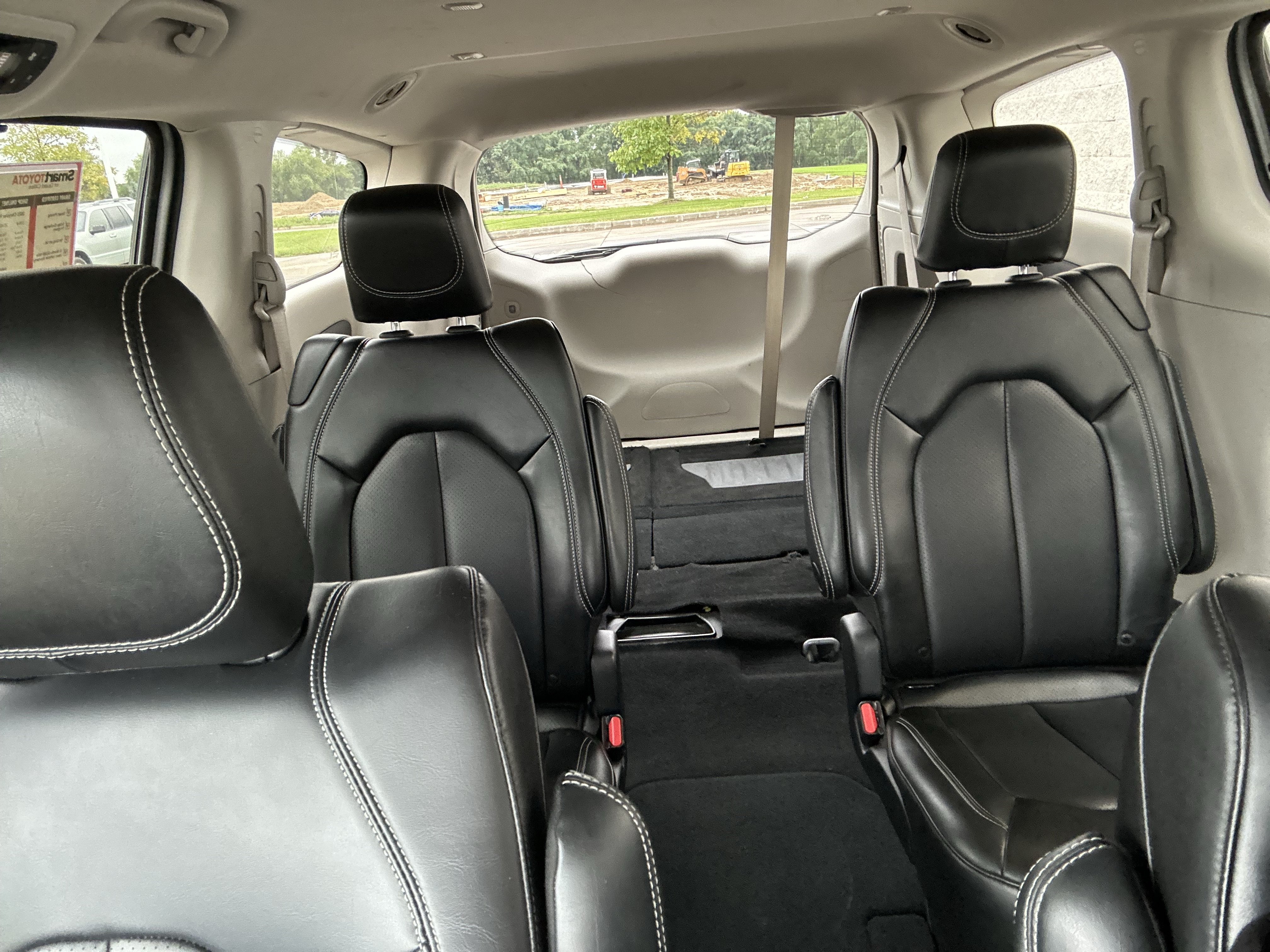 Used 2023 Chrysler Pacifica Touring-L FWD image 28