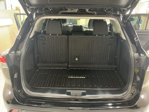 Used 2023 Toyota Highlander LE AWD/4WD image 15