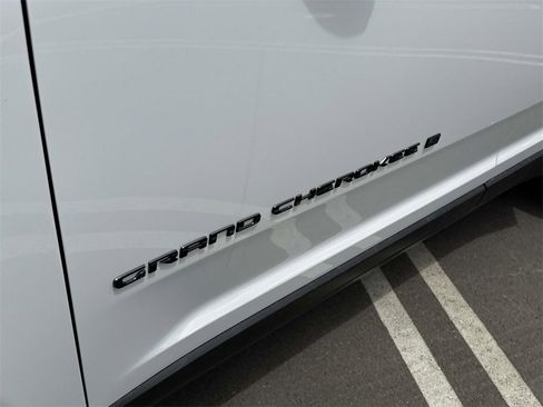New 2025 Jeep Grand Cherokee Altitude image 9