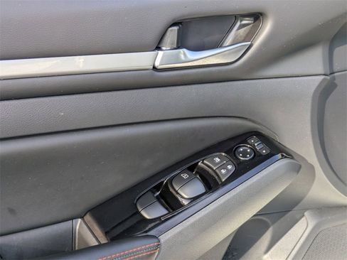 Used 2025 Nissan Altima 2.5 SR image 13