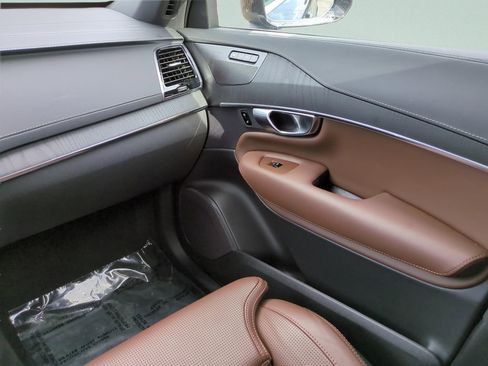 Used 2024 Volvo XC90 B6 Ultimate w/ Protection Package Premier image 16