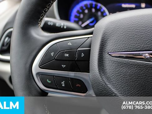 Used 2023 Chrysler Pacifica Touring-L image 28