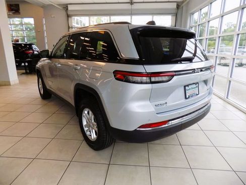 Certified 2024 Jeep Grand Cherokee Laredo RWD image 5