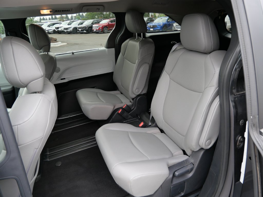 Certified 2025 Toyota Sienna XLE FWD image 11