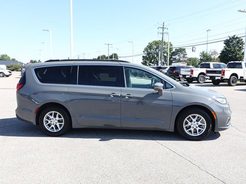 Used 2022 Chrysler Pacifica Touring-L FWD image 8