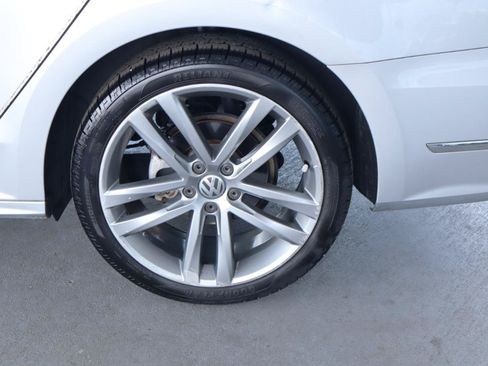 Used 2017 Volkswagen Passat 1.8T R-Line FWD image 11