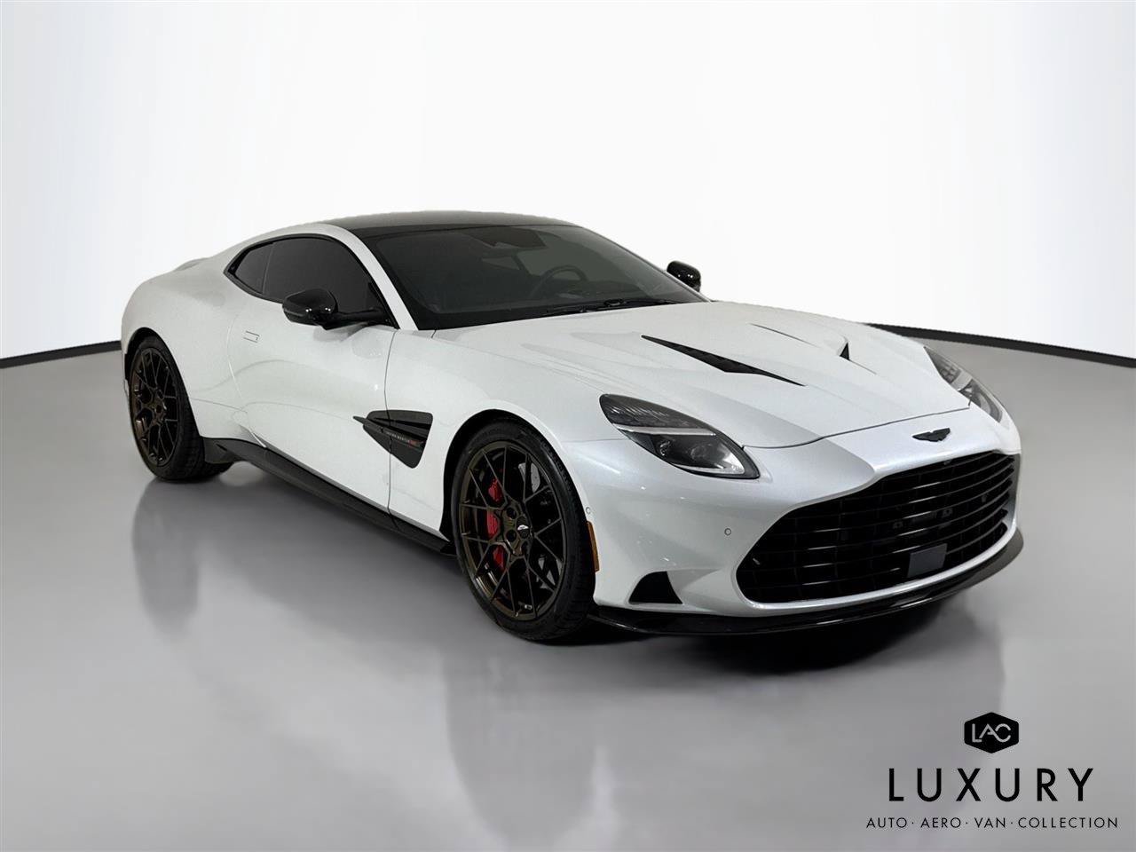 Used 2025 Aston Martin Vanquish RWD image 2