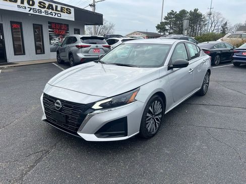 Used 2024 Nissan Altima 2.5 SV image 2