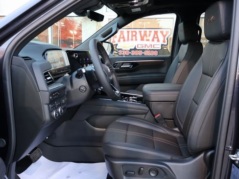 New 2025 Chevrolet Suburban High Country image 13