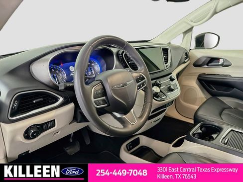Used 2023 Chrysler Pacifica Touring-L FWD image 11