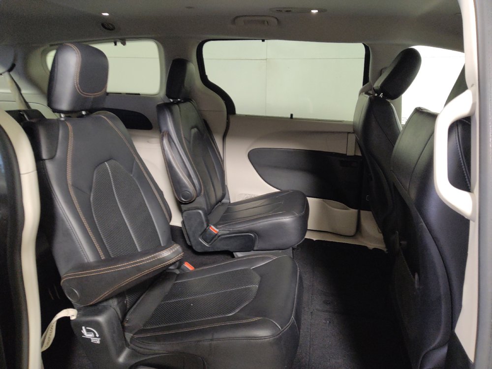 Used 2018 Chrysler Pacifica Touring-L FWD image 19