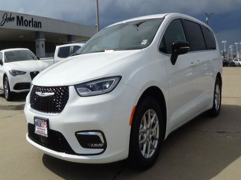 Certified 2025 Chrysler Pacifica Select FWD image 2
