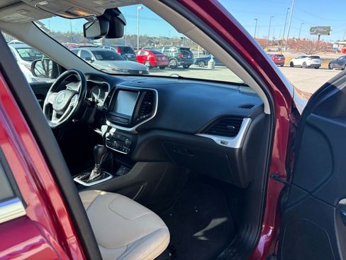 Used 2015 Jeep Cherokee Limited image 24